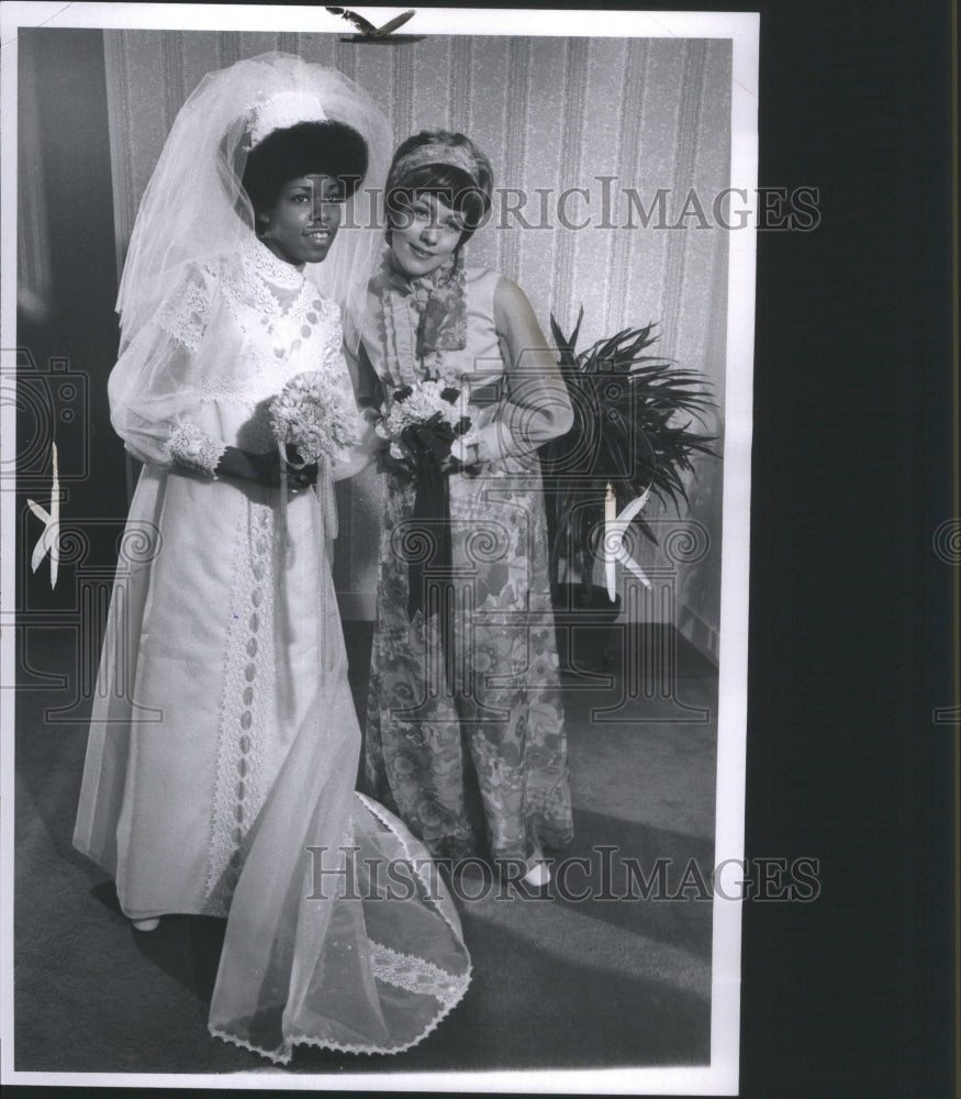 1971 Press Photo Marked Bride Fashion Show Wrinkle