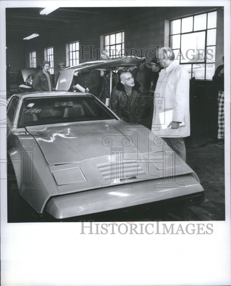 1976 Press Photo Arthur Baker Auctioneer Thomas - Historic Images