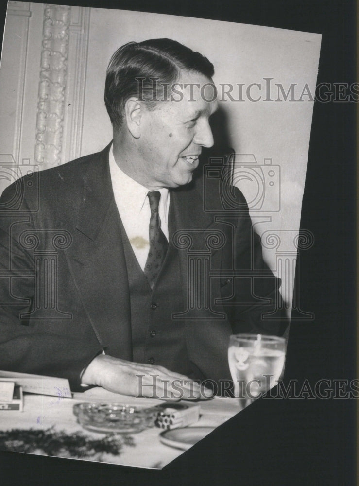 1952 Press Photo BE Hutchinson Meeting Sheraton Cadilla - Historic Images