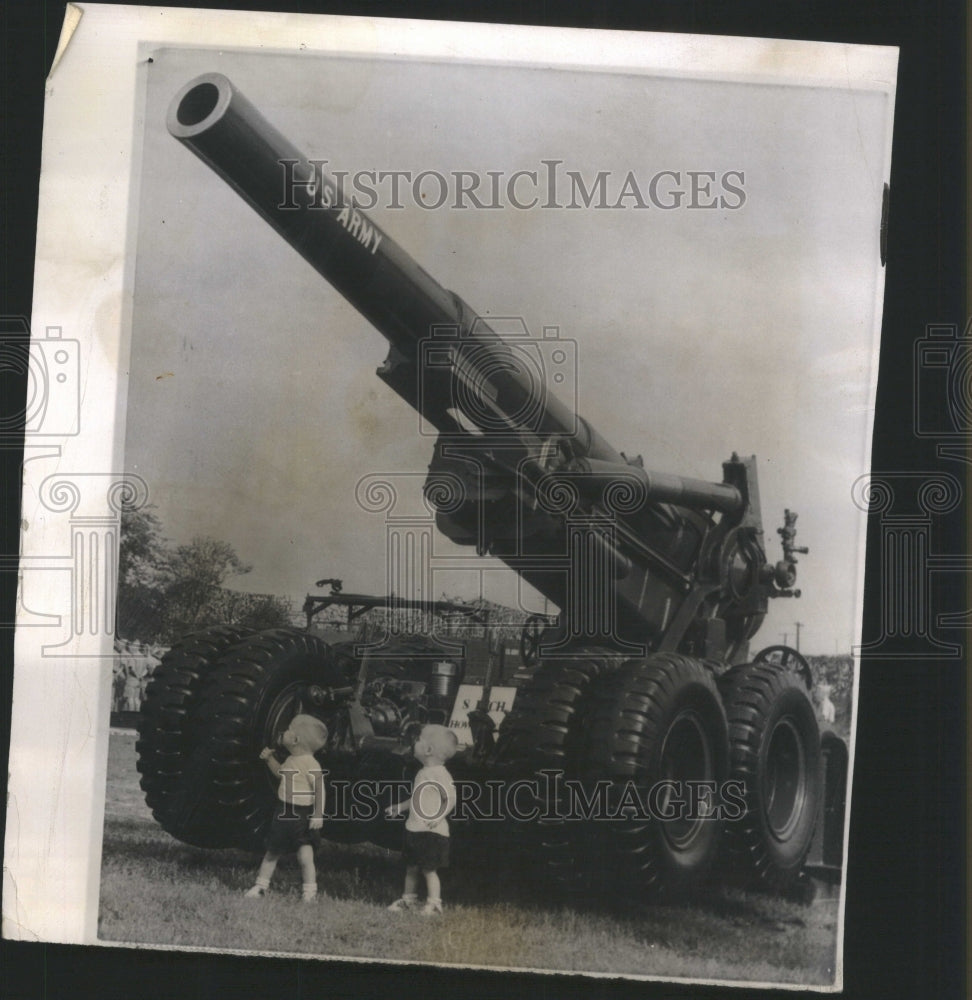 1957 Phil Renni Smith Hewitzer Army Weapons  - Historic Images