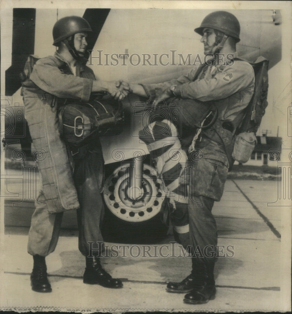 1949 Press Photo Charles A Dye Marvin O Smith Parachute - Historic Images