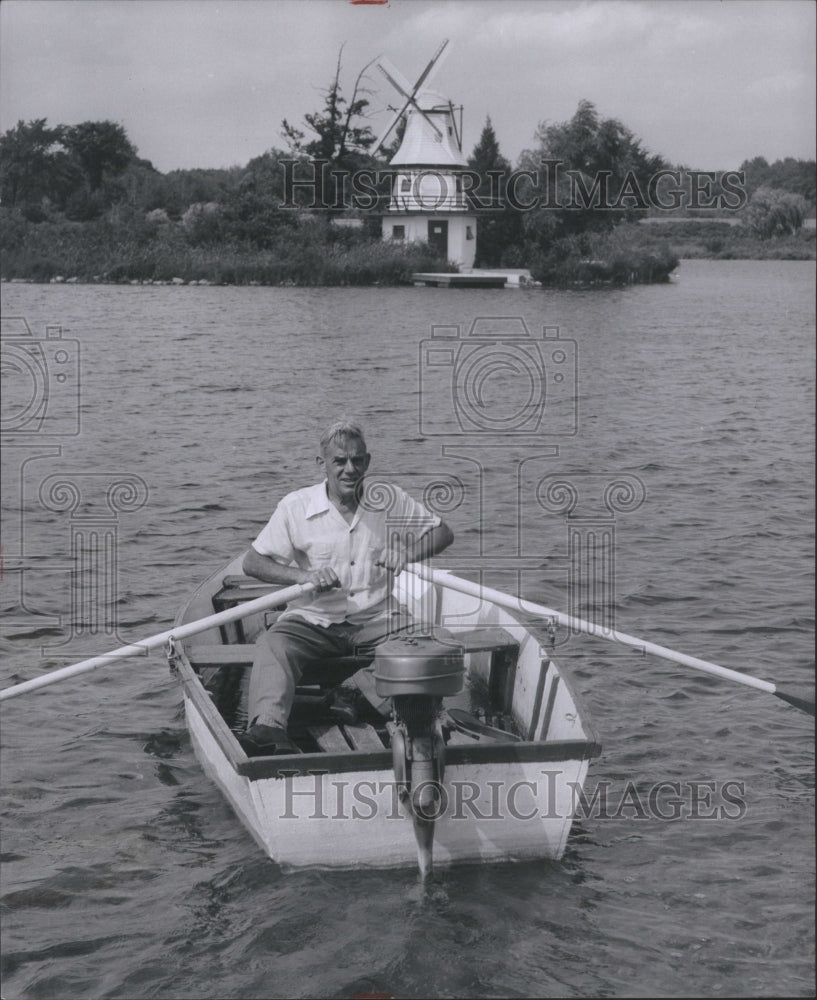 1955 Press Photo Doctor Turns Boatman Dr Lamar K Mathew