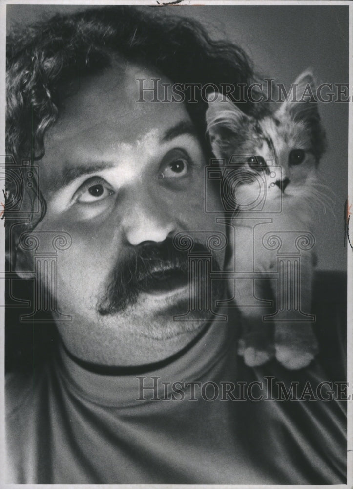 1970 Press Photo John Martin and cat