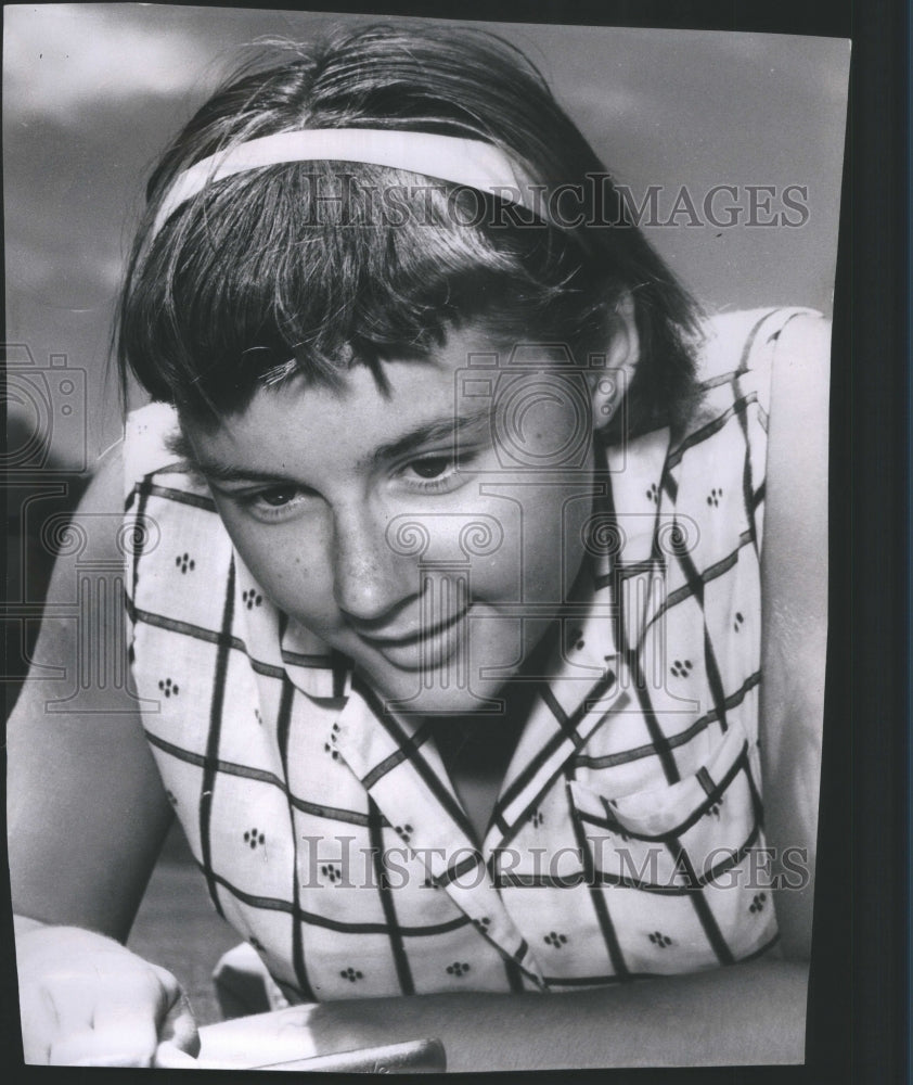 1954 Press Photo Sally Sharp Golfer