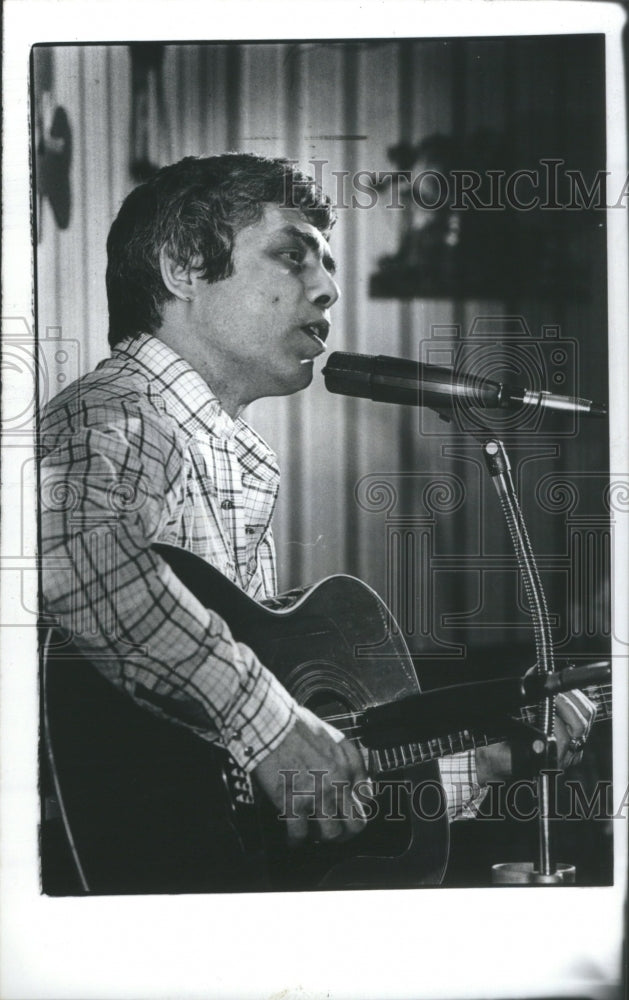 1983 Marty Burke Singer - Historic Images