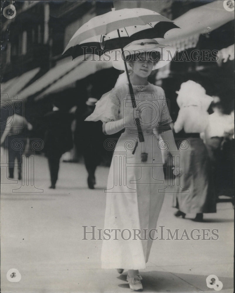 1944 Press Photo Fashion