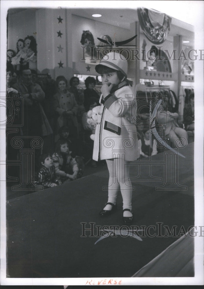 1971 Press Photo Clothing Human Feature Body