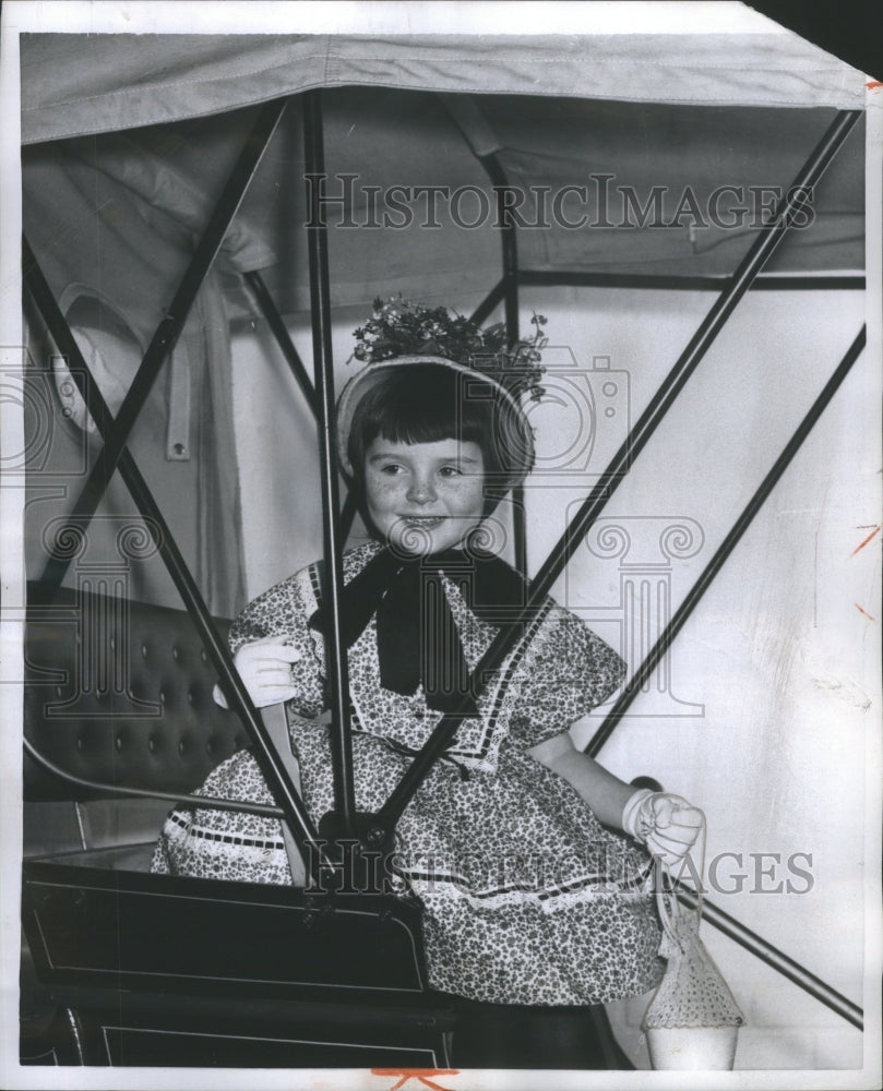 1960 Press Photo Clothing Covering Human Body