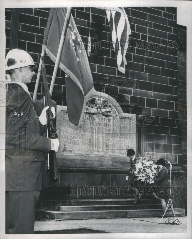 1967 Press Photo Cadets Put Wreath Memorial Clock Tower