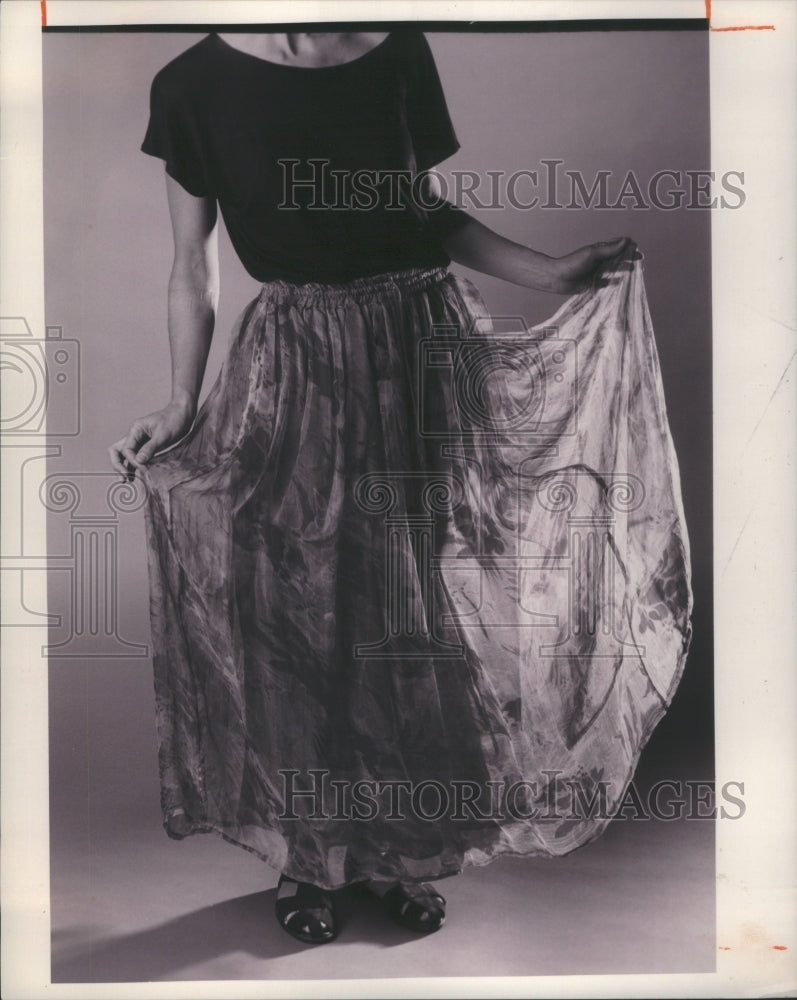 1994 Press Photo CLOTHING FLAMMABLE SKIRT RECALL