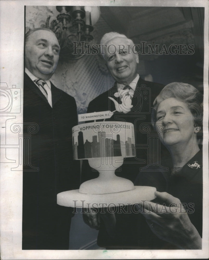 1969 Press Photo Admiring lunch washington