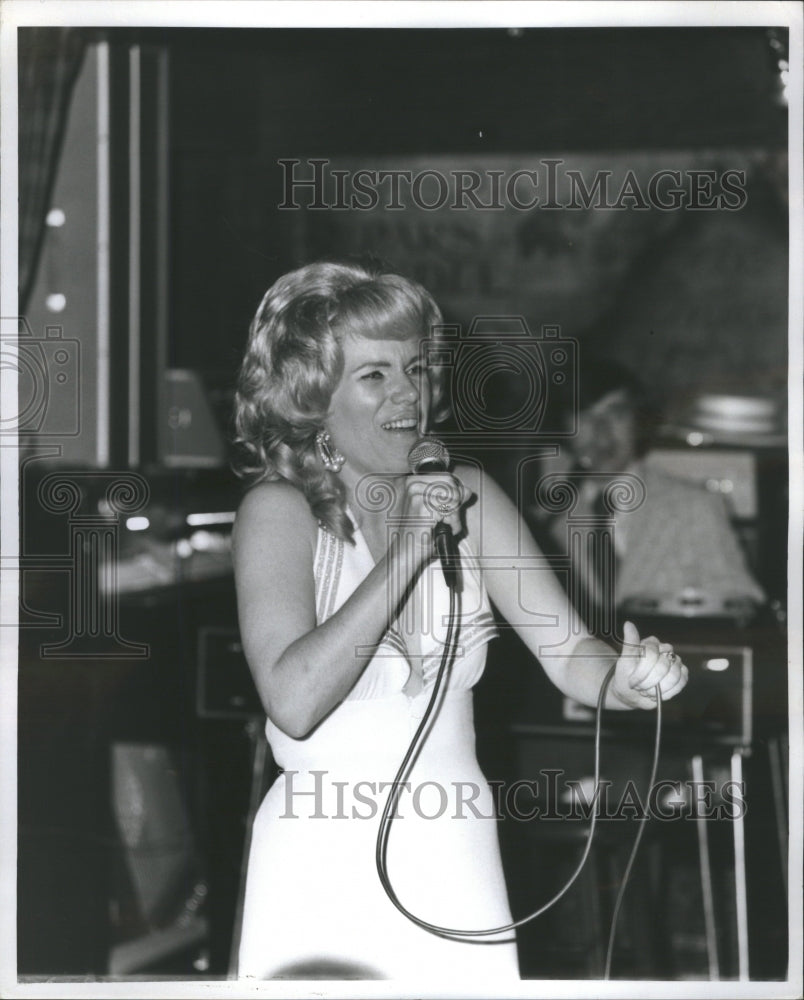 1972 Press Photo White Tina Turner Belts Out Showtunes