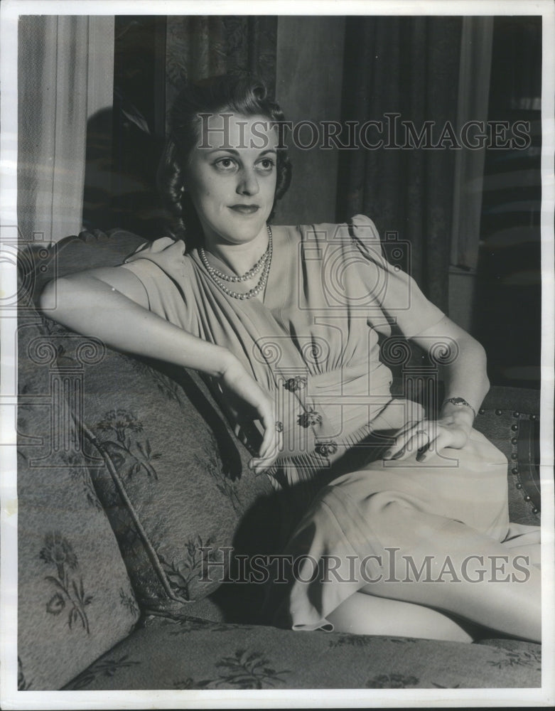 1940 Press Photo Detroit Society Betty Van Atter Couch