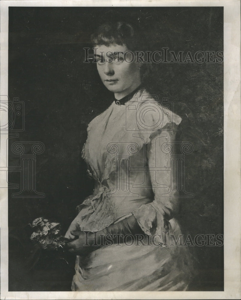 1943 Press Photo Girl Prall Beautiful Dress Picture