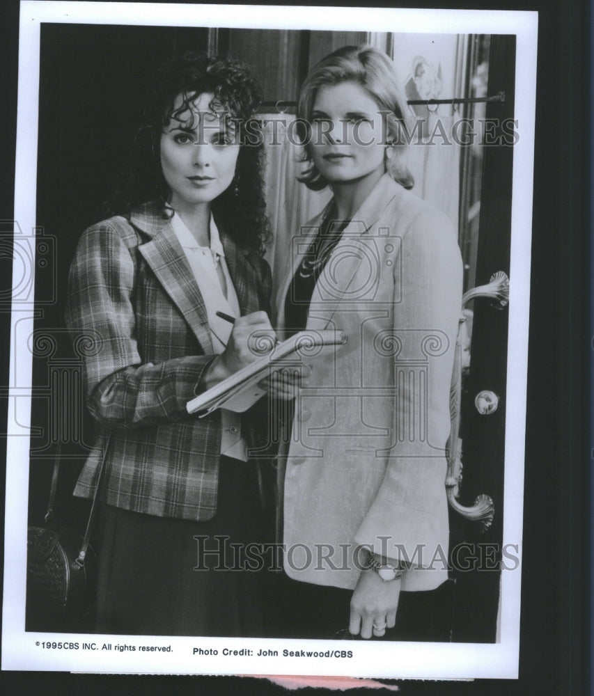 1995 Press Photo Melissa scoops Stephanie,Central Pk W