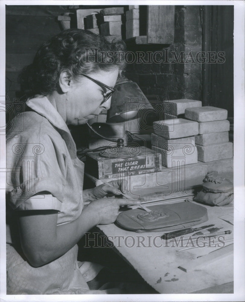 1957 Press Photo Mrs.Clingan sculpt clay book with seal - Historic Images