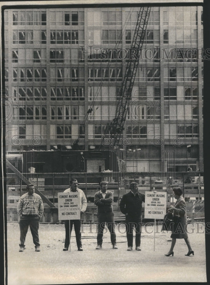 1972 Press Photo Cement Clark Adams Pickets National