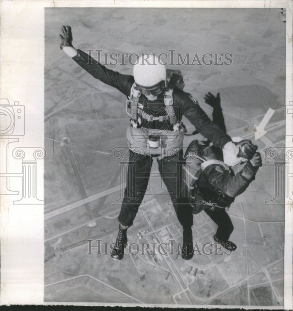 1960 Press Photo Man Gets Discharge Papers At 9000 ft