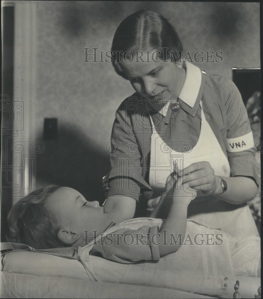 1937 Press Photo Bobby Kept Happy Anderson Treatment