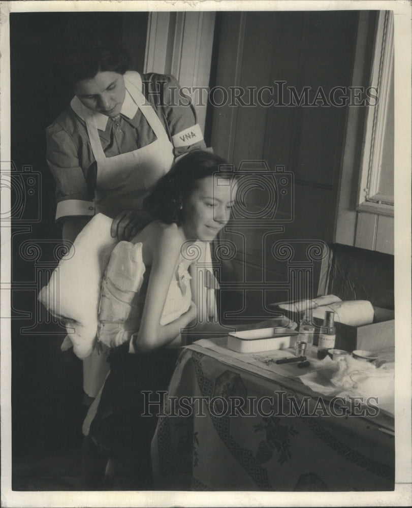 1943 Press Photo Pneumonia Nurse Dressed Hospital