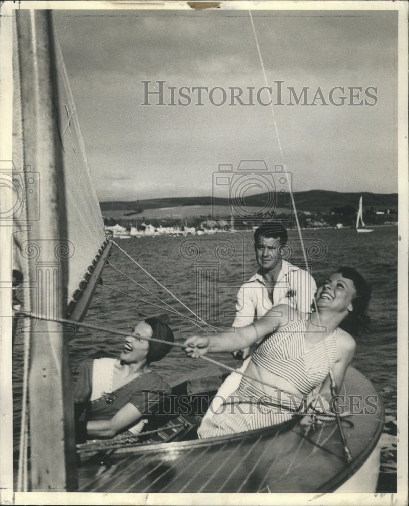 1947 Press Photo Vacationists Sail Pacific Southern - RRS62109 - Historic Images