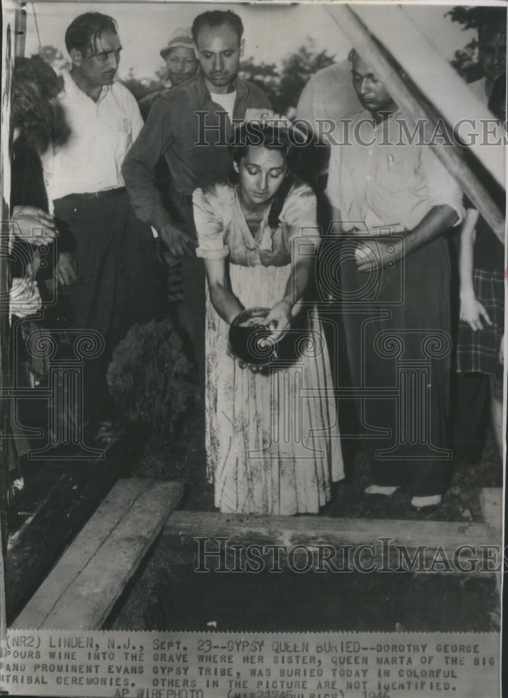 1946 Press Photo Dorothy George Grave Queen Marta