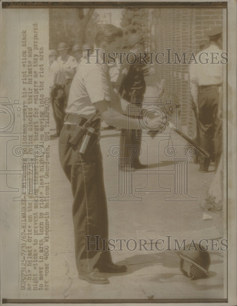 1931 Press Photo Malwaukee policeman with riot stick