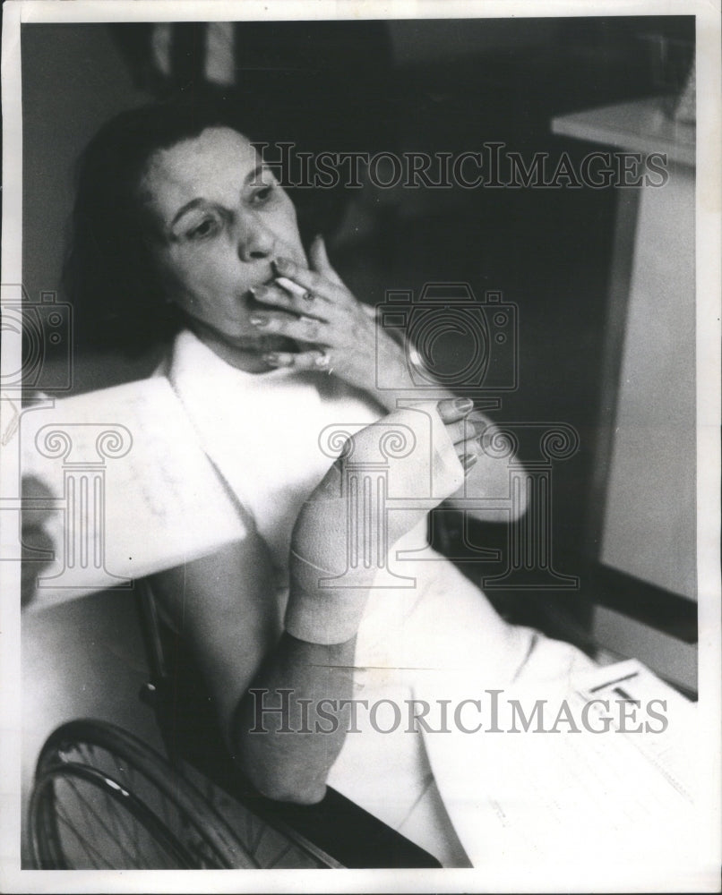 1968 Press Photo Woman Pulled From Bus Robbed And Beat