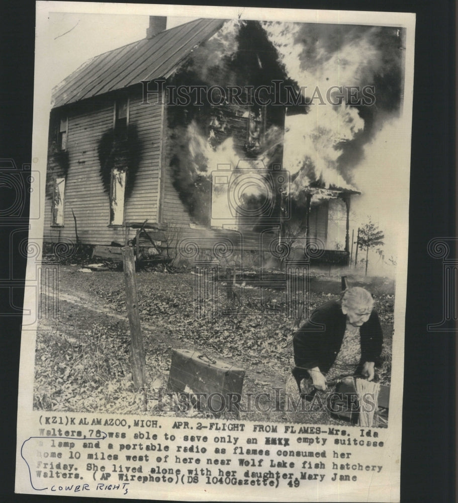 1949 Press Photo Flight Flame Mrs Ida WaltersEmpty Suia