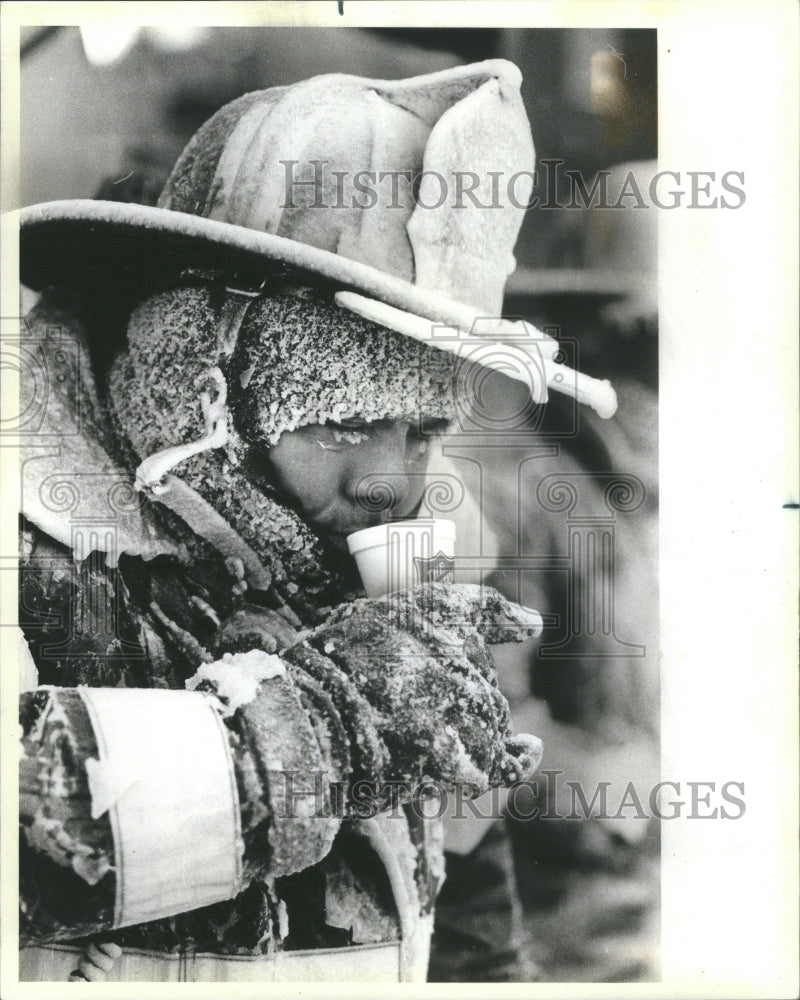 1983 Press Photo Winter Chicago Arcticlike Hazards Hose