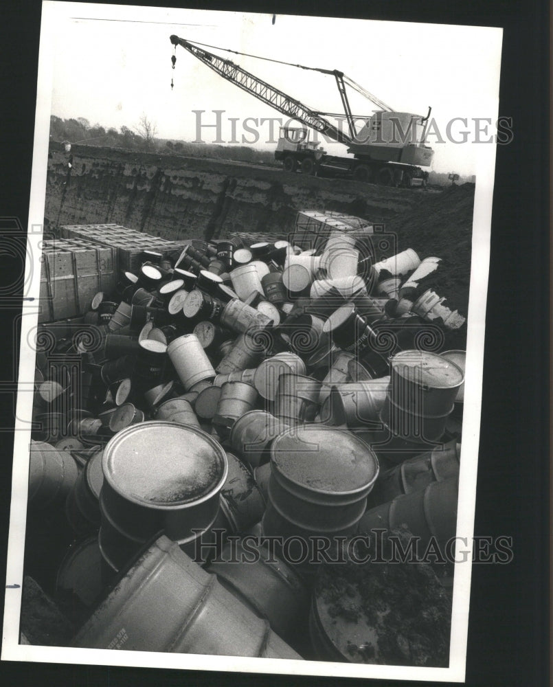 1977 Press Photo Steel drums dumped in trench/nuclear