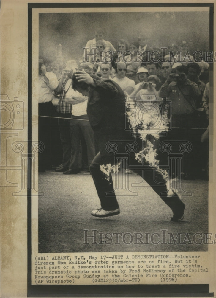 1976 Press Photo Demonstration Volunteer Fireman Tom