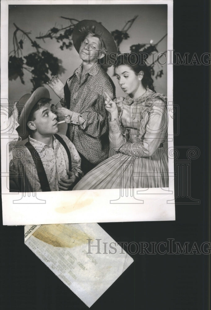 1956 Press Photo Girl warns boys not to smoke-US Steel