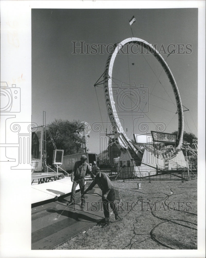 1976 Press Photo Workers Prepare Midway Manatee Country