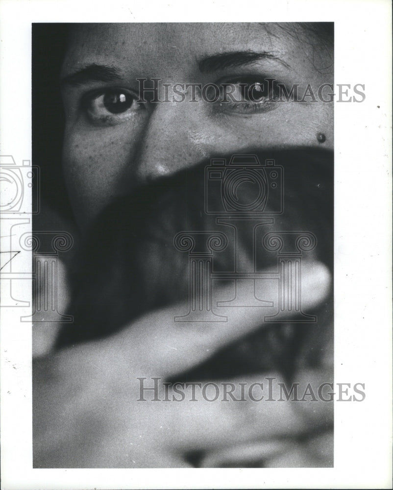 1980 Press Photo Mothers Protects Home Children