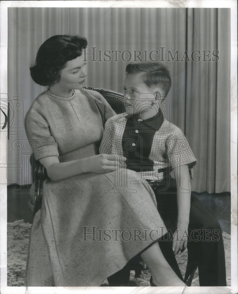 1955 Press Photo Jr Walth Odeslt Mother Child Chair