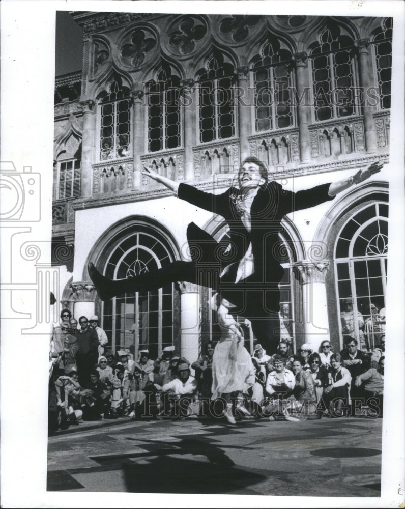 1977 Press Photo Medieval Fair Jerry Brown Dancers