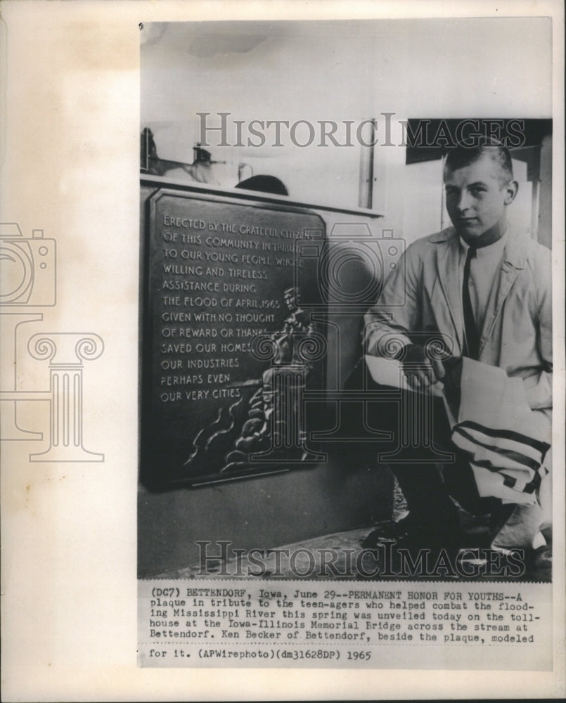 1965 Press Photo Ken Becker Plaque Flood Mississippi