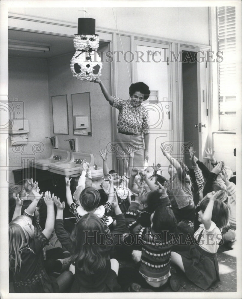 1968 Press Photo Pounce Pinata Kindergarten Children