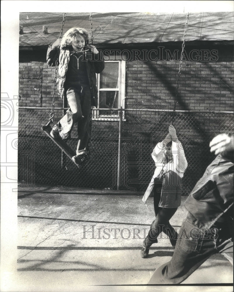 1980 Press Photo Girls Playground Swing Lowe Park Game