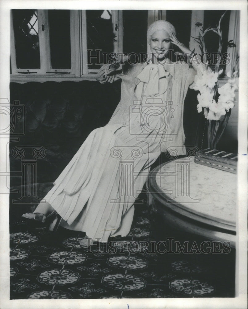 1973 Press Photo dazzle Crepe Gown Fashion Women