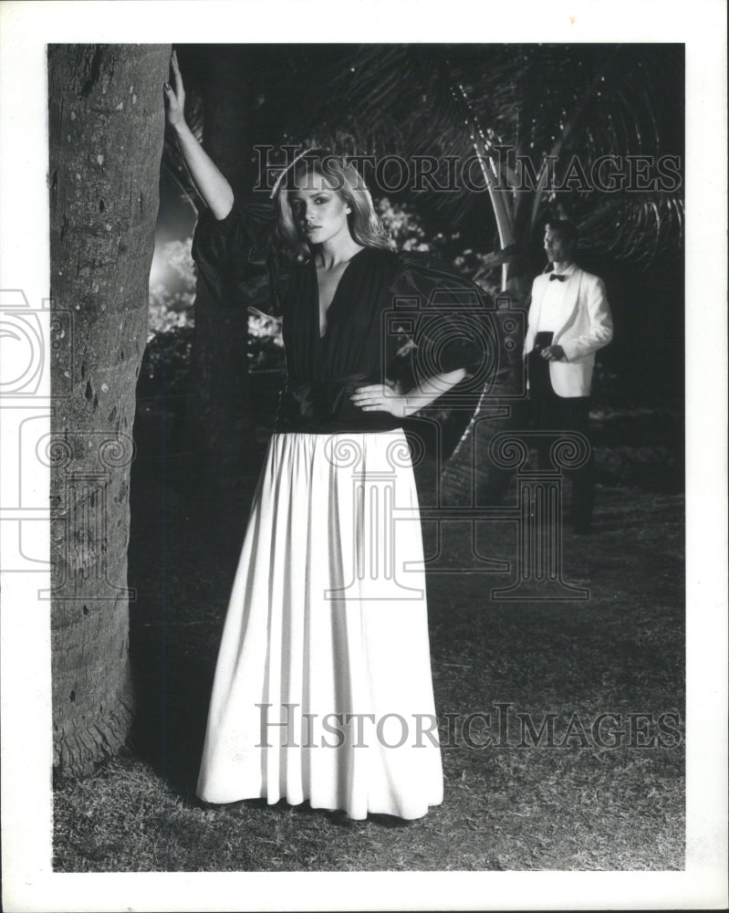 1981 Press Photo Bill Blass ballgown