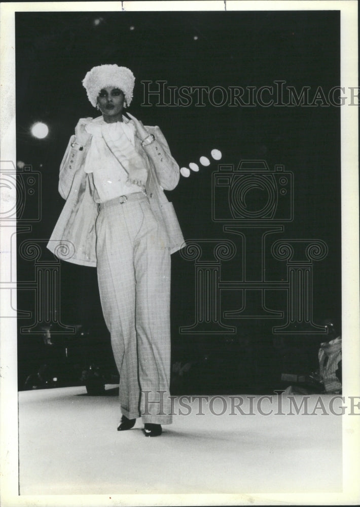 1981 Press Photo Saint Laurents Beige Windowspane Trous