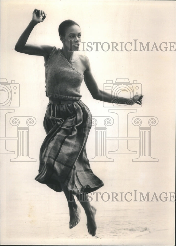 1981 Press Photo Cognac Plaid Linen Culottes Sweater