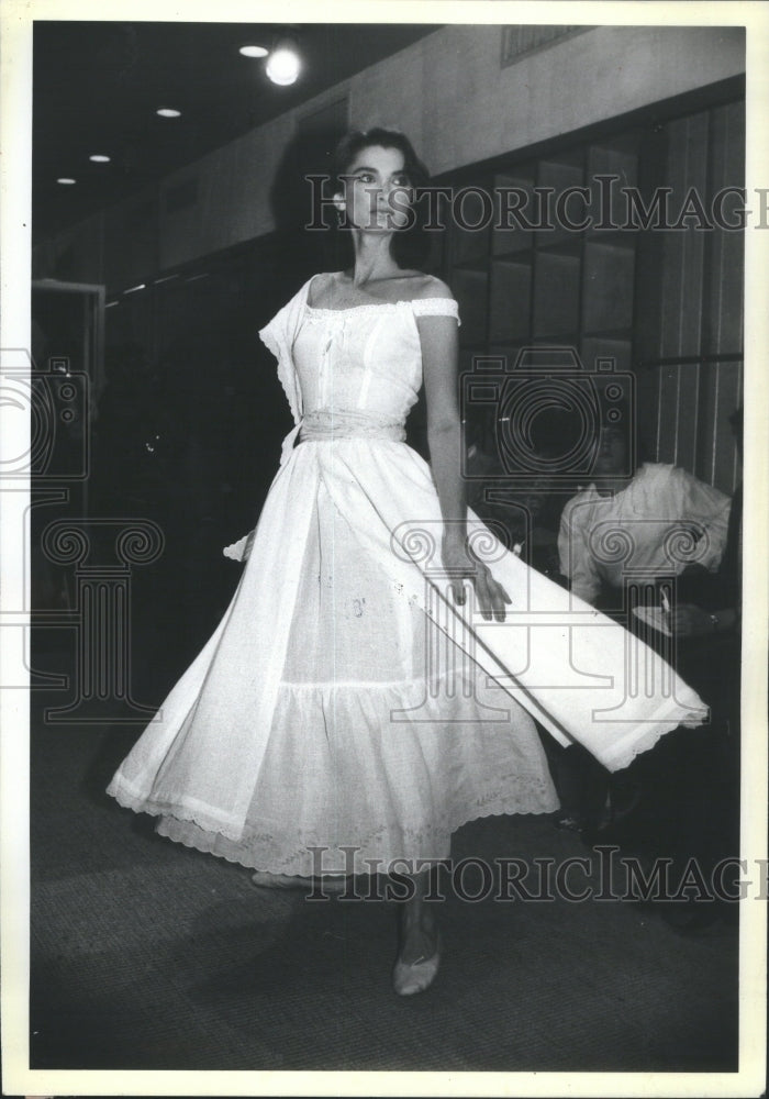 1981 Press Photo Lauren Underweat Embroidered Linen