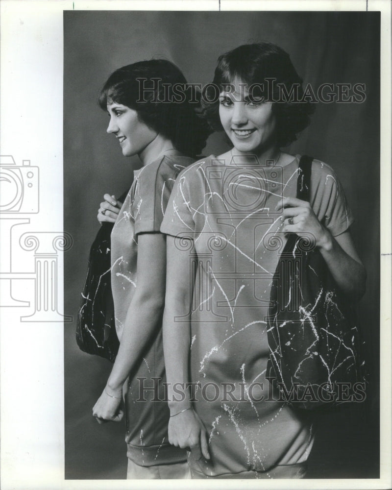 1982 Press Photo T Shirt Elayne Romanz Pocketbook