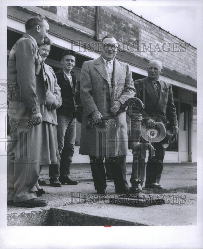 1956 Press Photo Cobo Tour Resident Dry Minute Stop