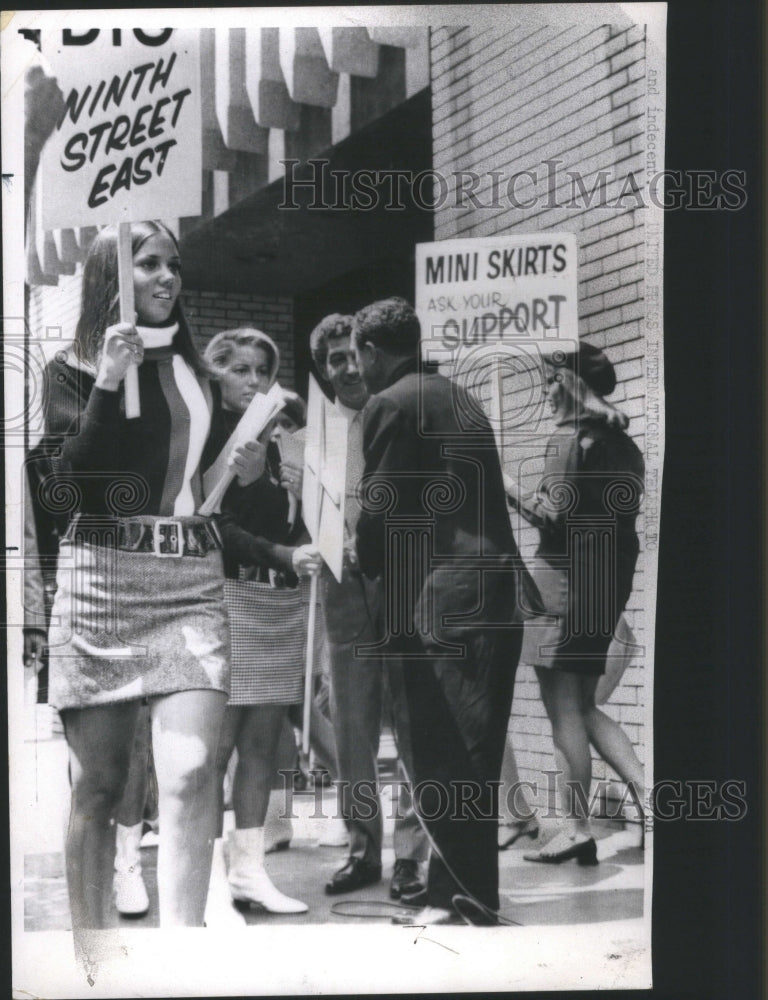 1969 Press Photo Miniskirts Fashion Women