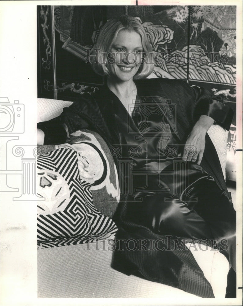 1984 Press Photo Home Lounger Wear Comfort Terrific