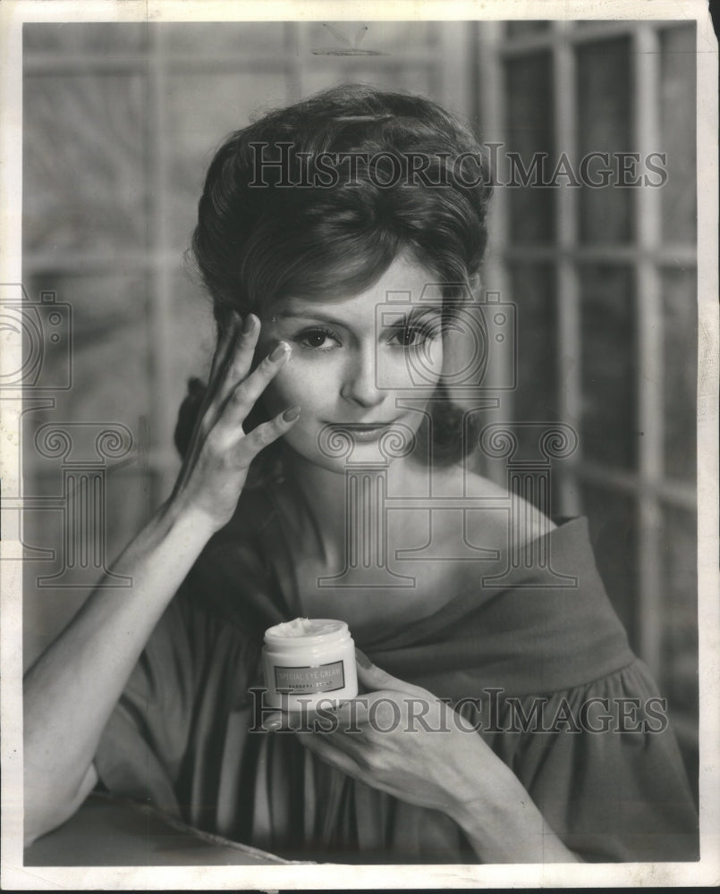 1961 Press Photo Lids Smooth Wear Eye Makeup